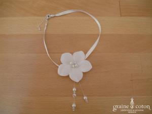 Au fil perlé - Ras du cou (collier) en satin blanc avec fleur