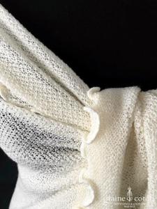 Création - Châle tricoté main en maille élastique ivoire