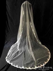 Création - Voile long de 2,80 mètres en tulle ivoire bordé de dentelle perlée