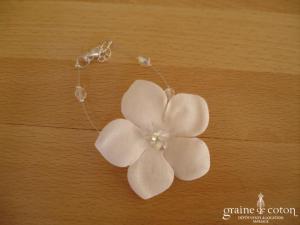 Au fil perlé - Bracelet fleur câblé avec perles transparentes