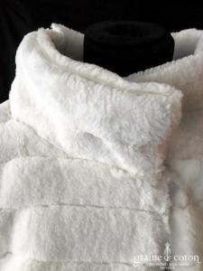 Bianco Evento - Boléro / manteau en fausse fourrure ivoire à boutons avec col et manches longues (E305)