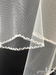 Création - Voile court en tulle ivoire bordé de. fines perles transparentes (avec rabat)