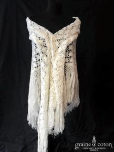 Création - Châle triangulaire en laine ajouré ivoire clair fait main