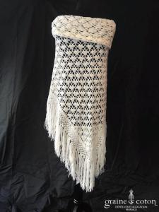 Création - Châle triangulaire en laine ajouré ivoire clair fait main