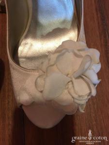 Pura Lopez - Escarpins (chaussures) en soie avec grosse fleur ivoire