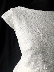Les merveilleuses - Robe courte en dentelle ivoire (manches dos-nu taille-haute patineuse décolleté-V)
