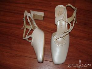 Chaussures ivoire à brides croisées