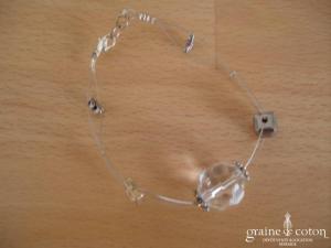 Bracelet avec perles transparentes sur fil câblé