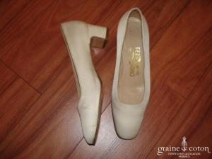 Salvatore Ferragamo - Escarpins (chaussures) en soie ivoire
