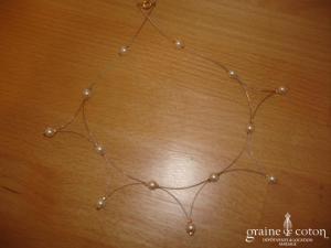 Tour de cou (collier) en fil câblé et petites perles ivoire