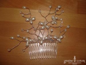 Peigne à cheveux décoré de perles montées sur fil câblé argenté