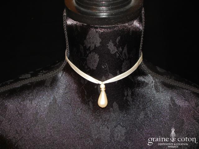 Collier - Perle ivoire nacrée montée sur un ruban de satin