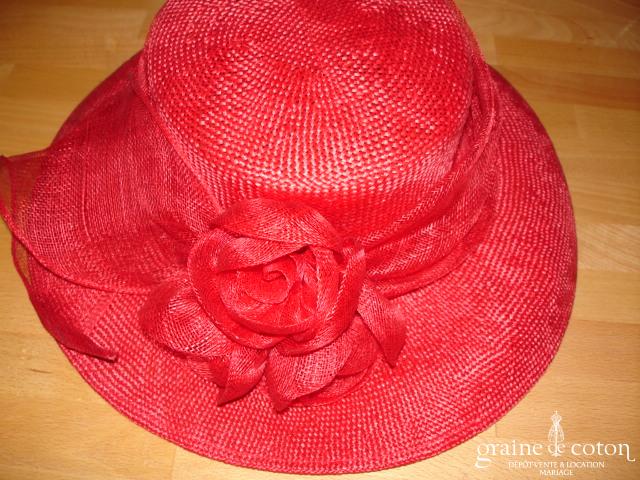 Chapeau rouge avec trois roses