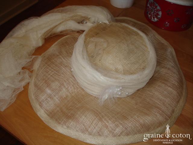 Chapeau en sisal ivoire avec tulle de soie