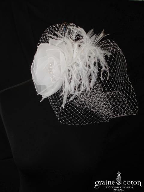 Voilette avec fleur blanche en tissu montée sur peigne (plumes perles)