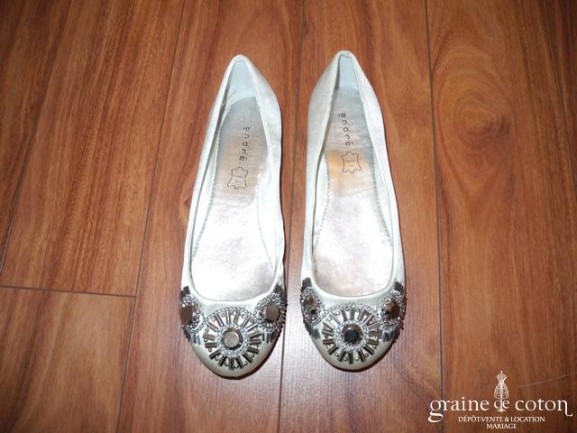 André - Ballerines (chaussures) en satin blanc avec strass