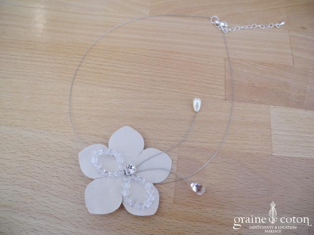 Au Fil Perlé - Tour de cou (collier) avec fleur ivoire et perles transparentes