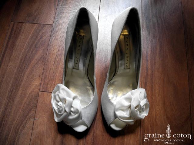 Pura Lopez - Escarpins (chaussures) en soie ivoire claire avec grosse fleur