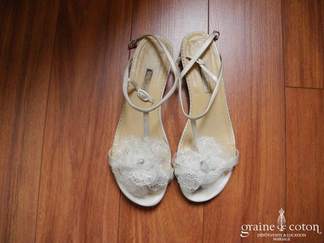 Augusta Jones - Sandales (chaussures) plates en cuir ivoire avec fleur en dentelle et organza.