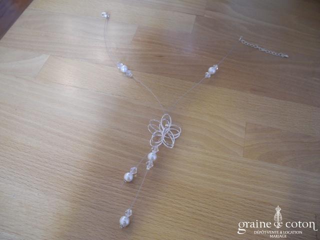Création - Tour de cou (collier) avec perles nacrées et fleur argentée