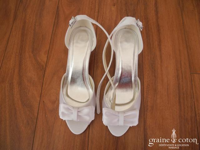 Escarpins (chaussures) ouverts en satin blanc