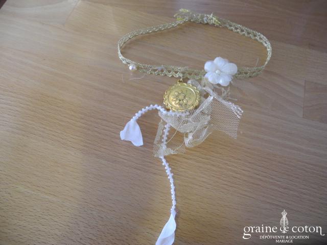 Elsa Gary - Tour de cou (collier) ou en dentelle dorée perlée avec médaillon