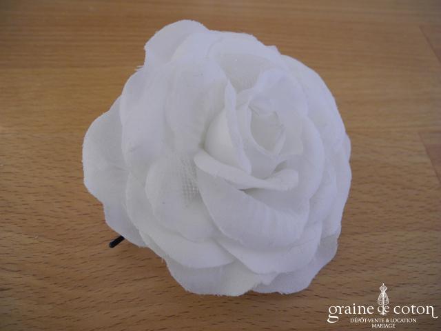 Rose (fleur) blanche montée sur pic à cheveux