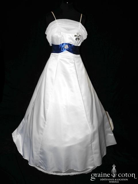 Robe une pièce en satin blanc, coupe empire et ruban bleu roi (bretelles manches)