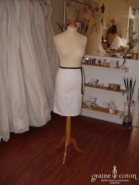 Jad - Jupe blanche et ruban noir (non stocké en boutique, essayage sur demande)