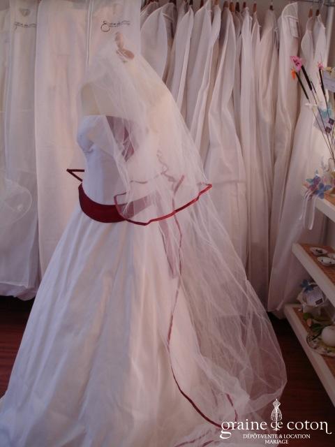 Les mariées d'Elodie - Voile ivoire clair avec biais rouge - 3 mètres