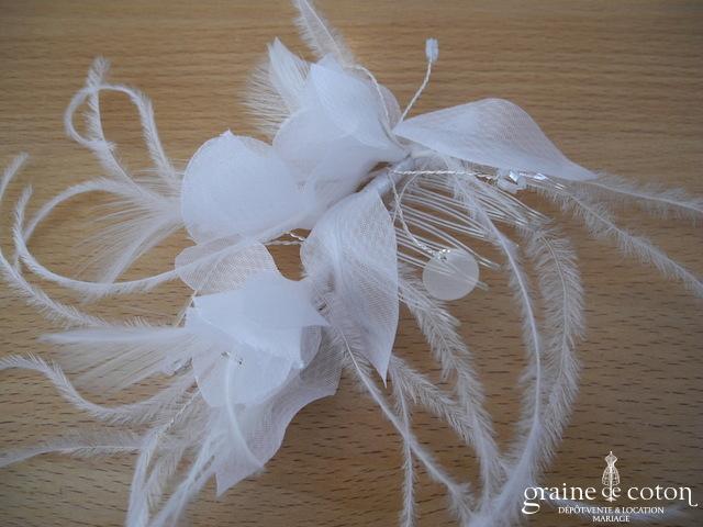 Peigne à cheveux avec pétales d'organza et plumes blanc.