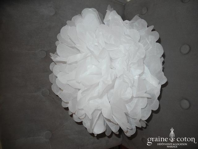 Fleur blanche à déplier en papier façon pompom