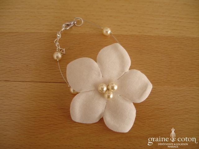 Au fil perlé - Bracelet fleur câblé avec perles ivoires