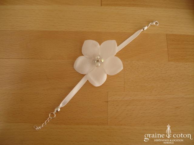 Au fil perlé - Bracelet fleur et ruban de satin blanc