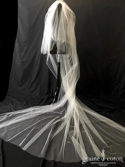 Création - Voile long de 3 mètres en tulle finition brut ivoire clair, forme rectangulaire