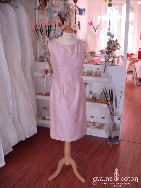 Création - Robe courte en soie sauvage rose (non stocké en boutique, essayage sur demande)