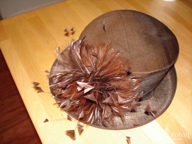 John Lewis - Chapeau chocolat en soie avec plumes