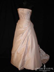 Création française - Robe drapée en taffetas rose perle