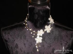 Pronuptia - Collier en fil tressé doré, perles nacrées et fleurs en organza