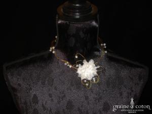Cymbeline - Collier en fil doré, fleur en organza et perles transparentes