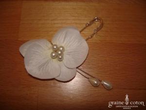 Au fil perlé - Attache traîne avec orchidée en tissu et perles gouttes ivoires
