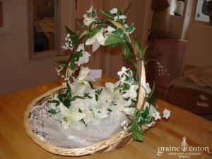 Panier en osier avec anse, décoré de fleurs artificielles amovibles
