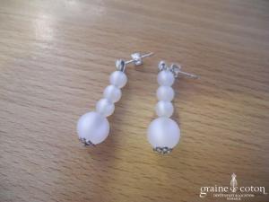 Création - Boucles d'oreilles pendantes en perles blanches mats