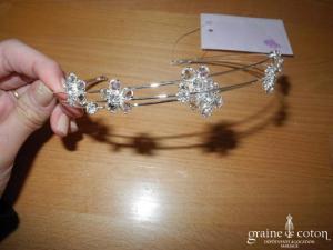 Bianco Evento - Diadème fin / headband en fil argenté et fleurs en perles transparentes