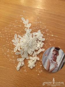 Bianco Evento - Coiffe pince fleur avec voilette perles et dentelle ivoire