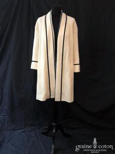 Delphine Manivet - Manteau mi long en laine ivoire, bordé d'un double biais noir