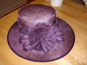 Chapeau violet foncé en sisal avec grosse fleur