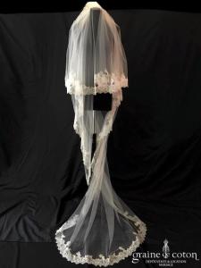 Création -  Voile long de 2,30 mètres en tulle ivoire bordé de dentelle