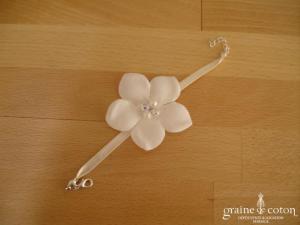 Au fil perlé - Bracelet fleur et ruban de satin ivoire