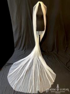 Création - Voile long de 3 mètres en tulle souple ivoire bords bruts